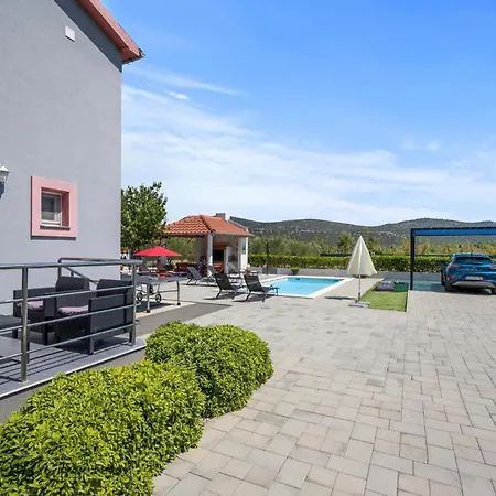 Tisnjanska 32 بيت للعطل *