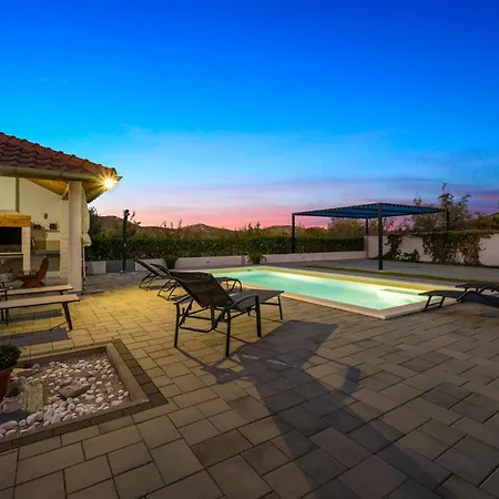 Tisnjanska 32 펜션